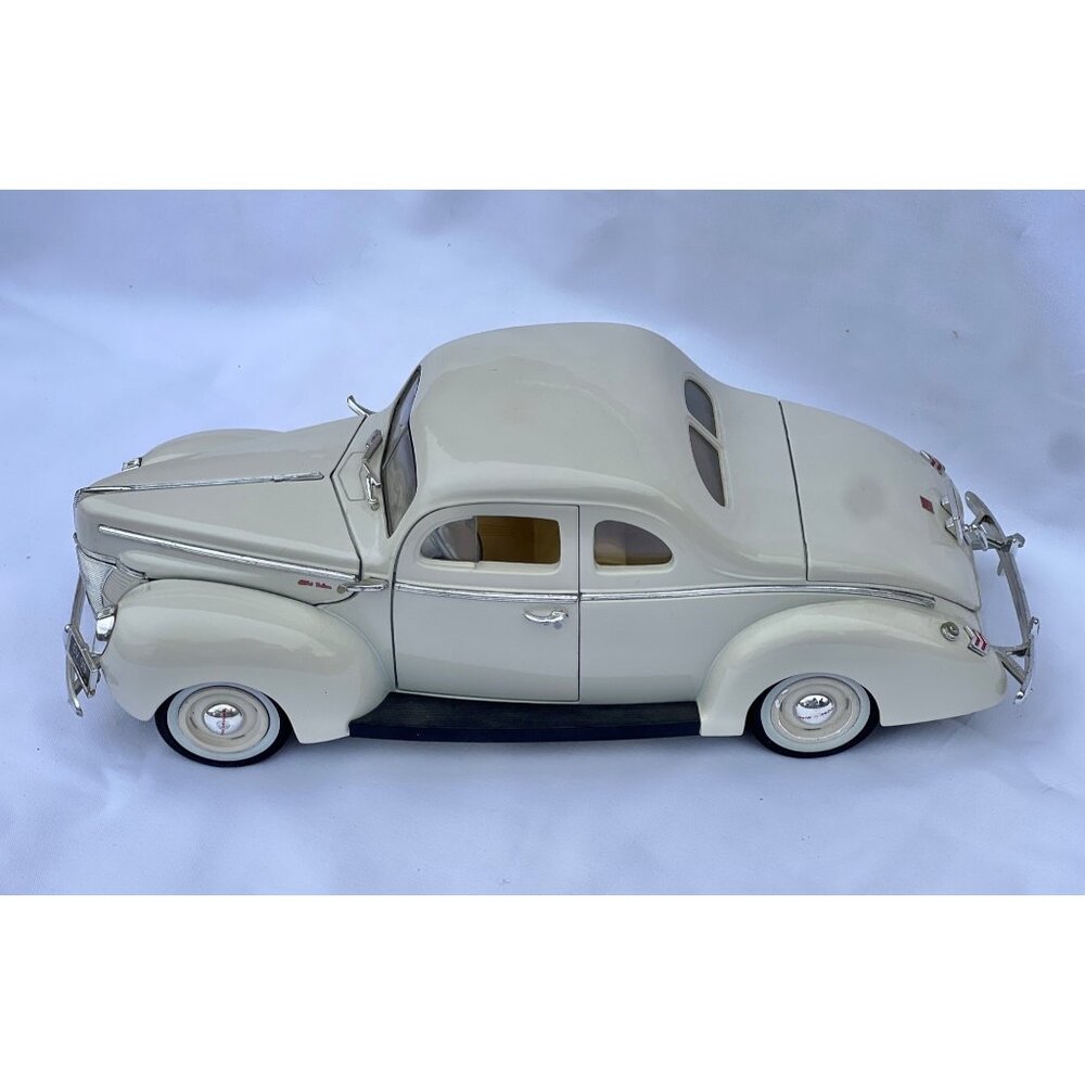 MotorMax 1940 Ford Deluxe Coupe Diecast Model 1:18 Cream Car Collectible Autos
